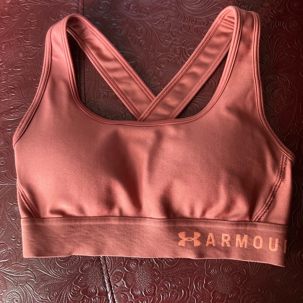 NWOT Under Armour sports bra. Removable pads. XS adult.